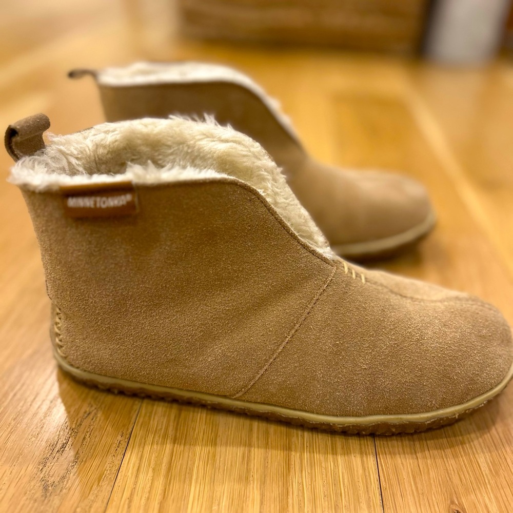 Women’s Minnetonka Tucson Slipper boot- Size 8.5